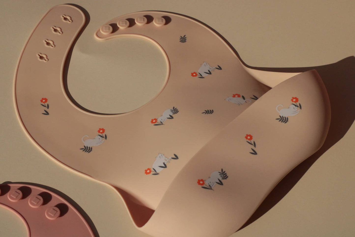 Shayan Cats silicone bib - cream