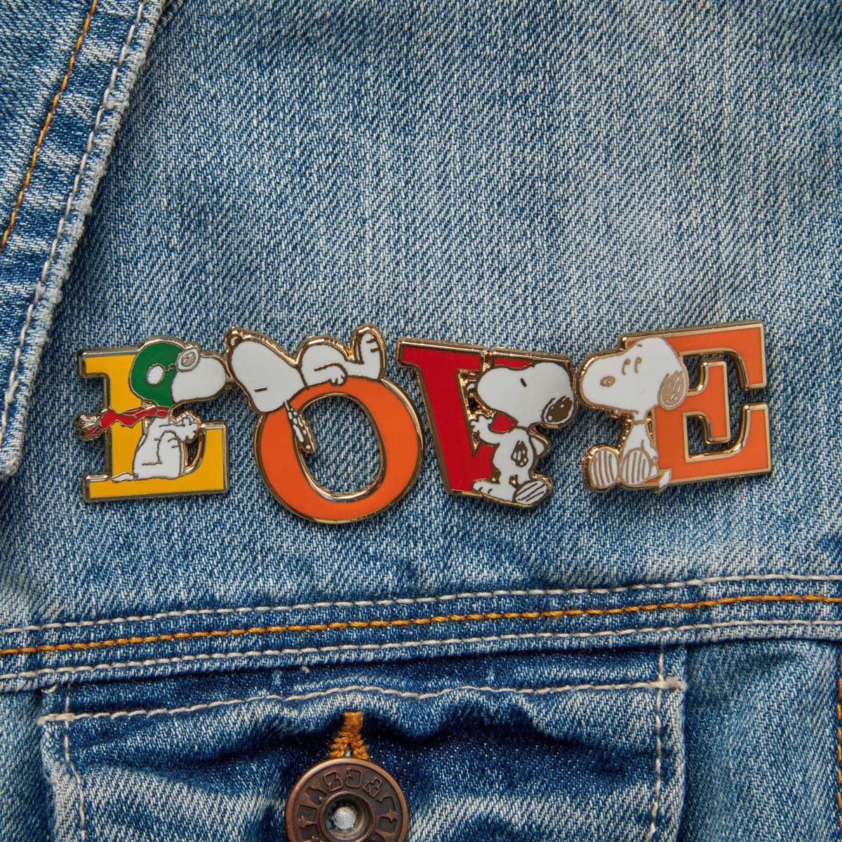 Snoopy Alphabet Pin - Q