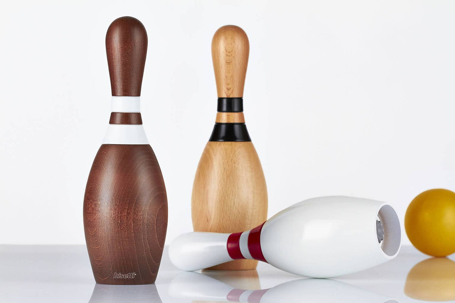 "Bowling" spice mill in white lacquered beech