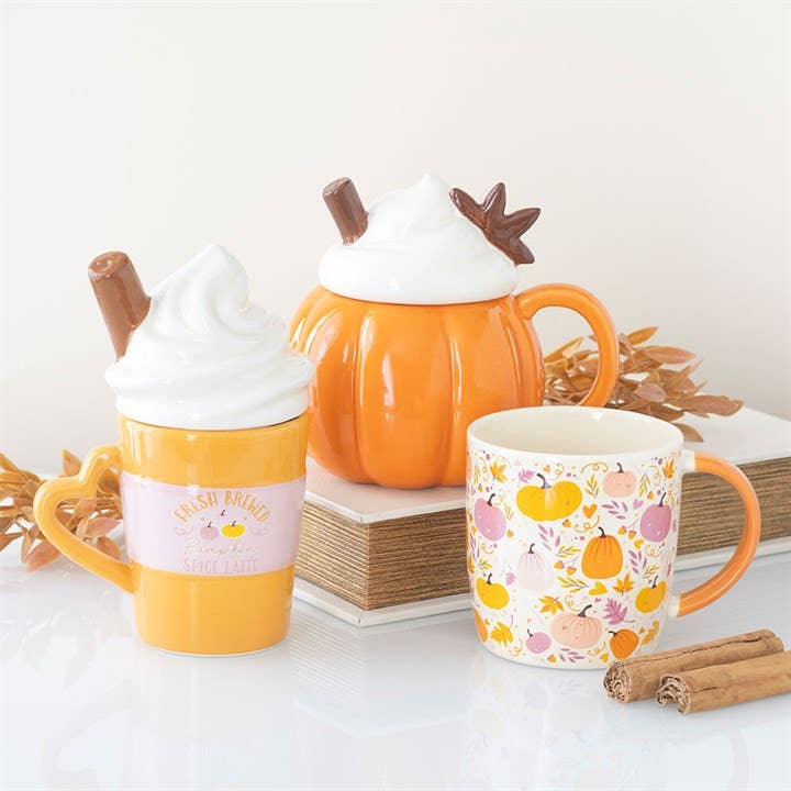 Tasse d'automne crème citrouille avec couvercle