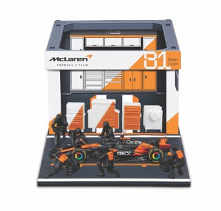 1:43 F1 MCLAREN MCL39 2025 PIT PASS DIORAMA PEDESTRIANS