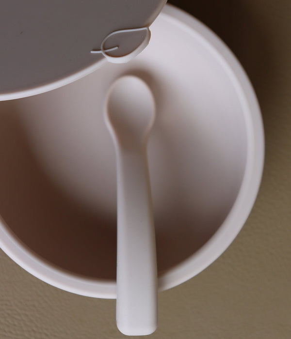 Suction cup bowl (+lid and spoon) by Lille Vilde