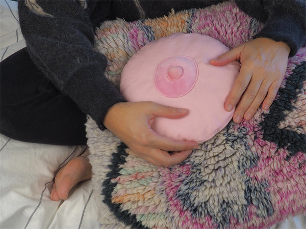 Bouillote Sein rose chauffant et câlin Bitten – Objet déco original