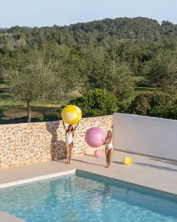 Giant inflatable beach and pool ball – HOOP