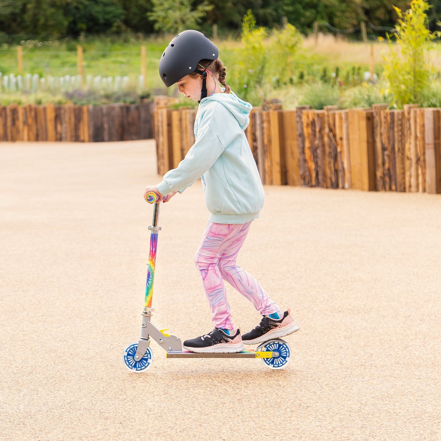 TIE-DYE SCOOTER WITH FLASHING WHEELS