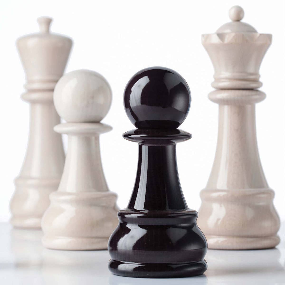 "Chess" Regina spice grinder in glossy white lacquered beech