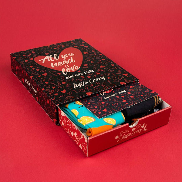 Gift Box 4 pairs of socks "All Your Need Is Love"