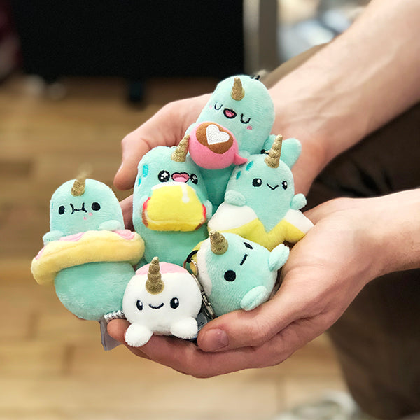 Blind Box Squishable – Sparkles le Narval, Série 1 « Snacks »