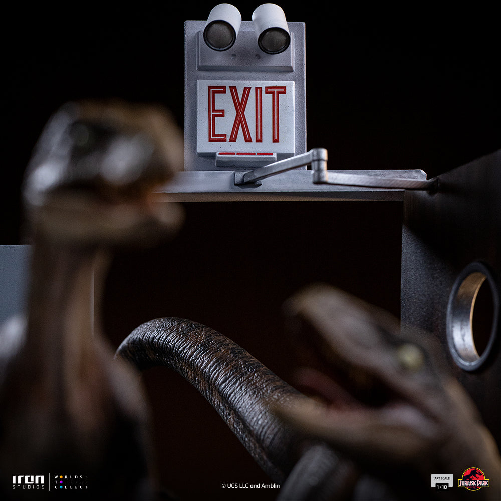 Pre-Order - Raptors at the Kitchen's Door Statue - Jurassic Park - Art Scale 1/10 - Iron Studios