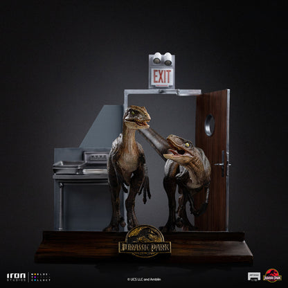 Pre-Order - Raptors at the Kitchen's Door Statue - Jurassic Park - Art Scale 1/10 - Iron Studios