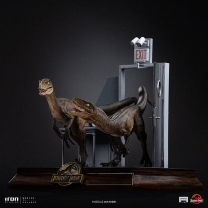 Pre-Order - Raptors at the Kitchen's Door Statue - Jurassic Park - Art Scale 1/10 - Iron Studios
