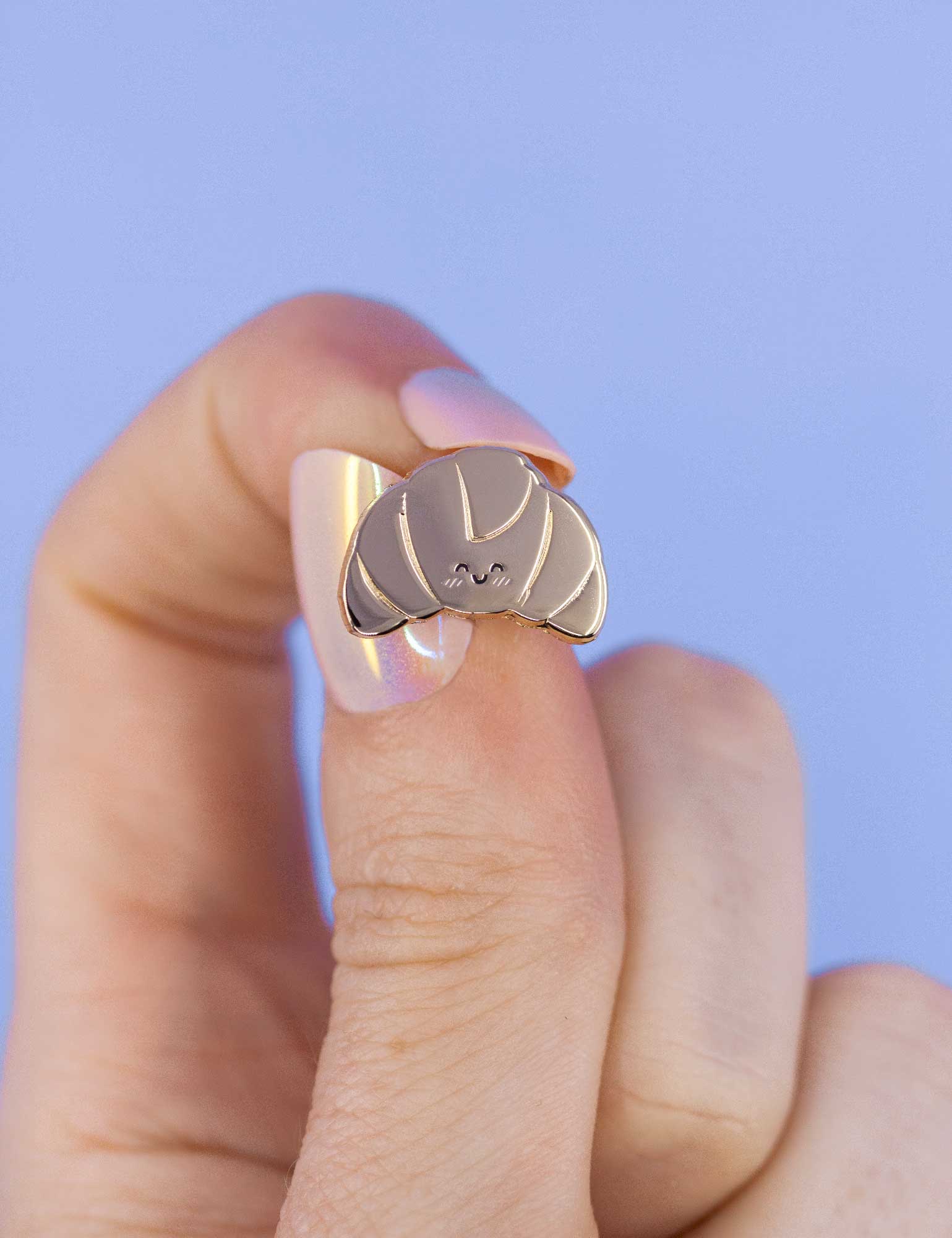 Mini – croissant au beurre français épinglette en émail doré | Joanna Behar – vue 1