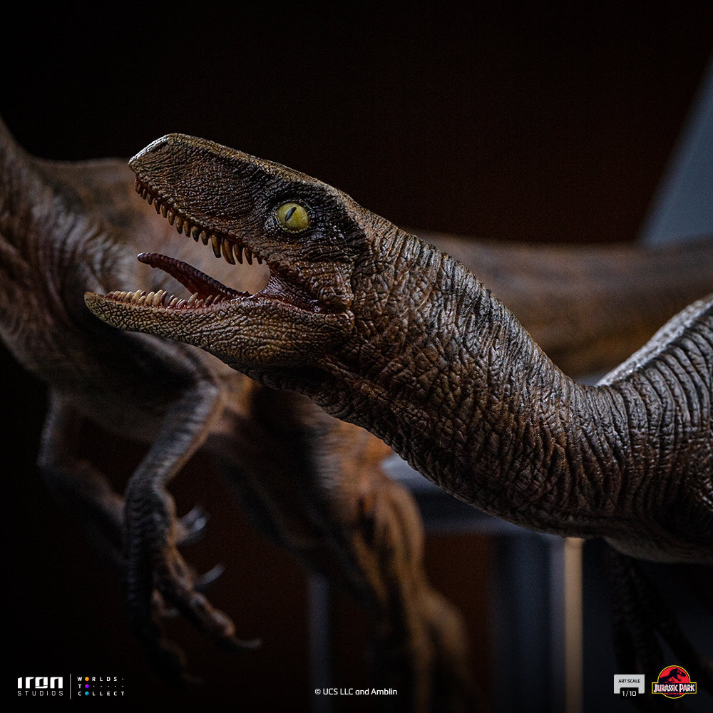 Pre-Order - Raptors at the Kitchen's Door Statue - Jurassic Park - Art Scale 1/10 - Iron Studios