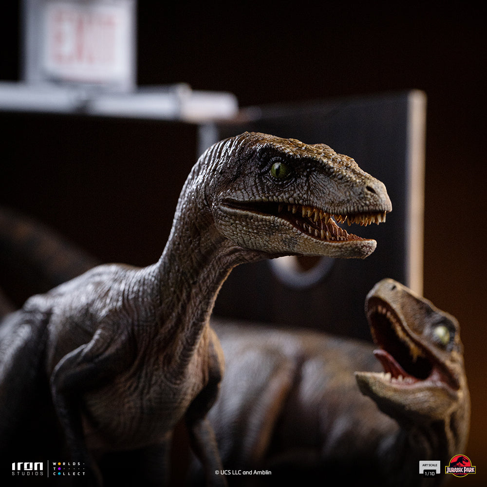 Pre-Order - Raptors at the Kitchen's Door Statue - Jurassic Park - Art Scale 1/10 - Iron Studios
