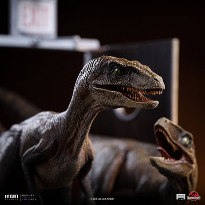 Pre-Order - Raptors at the Kitchen's Door Statue - Jurassic Park - Art Scale 1/10 - Iron Studios