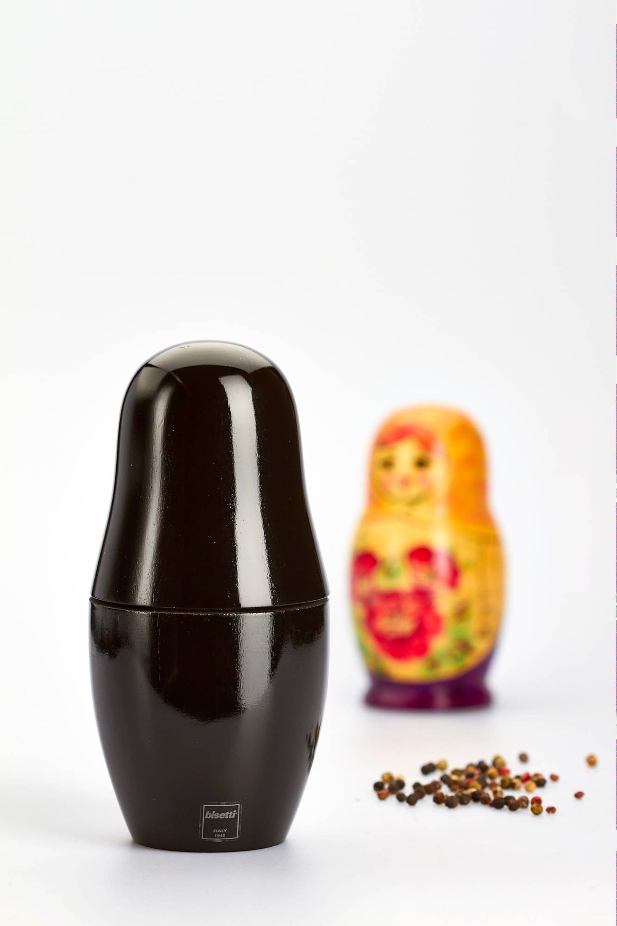 Moulin à épices «Matryoshka» en hêtre laqué noir brillant