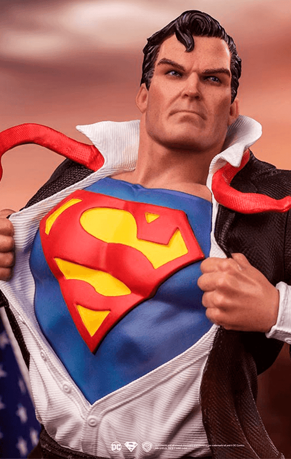 Clark Kent Statue - DC Comics - Art Scale 1/10