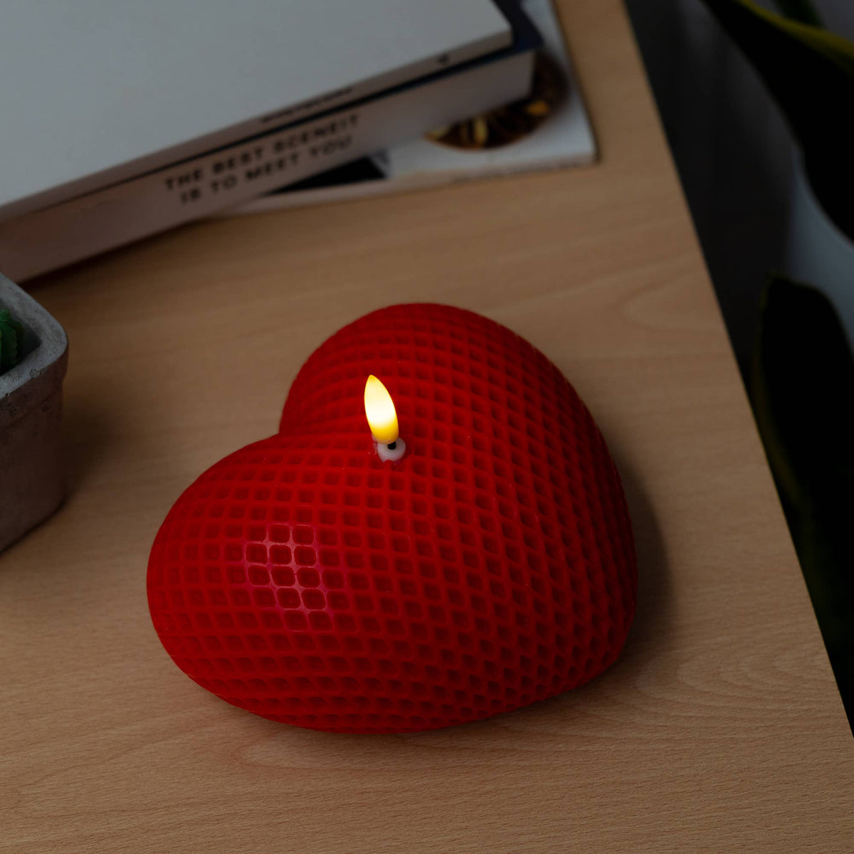 Candela LED a forma di cuore rosso