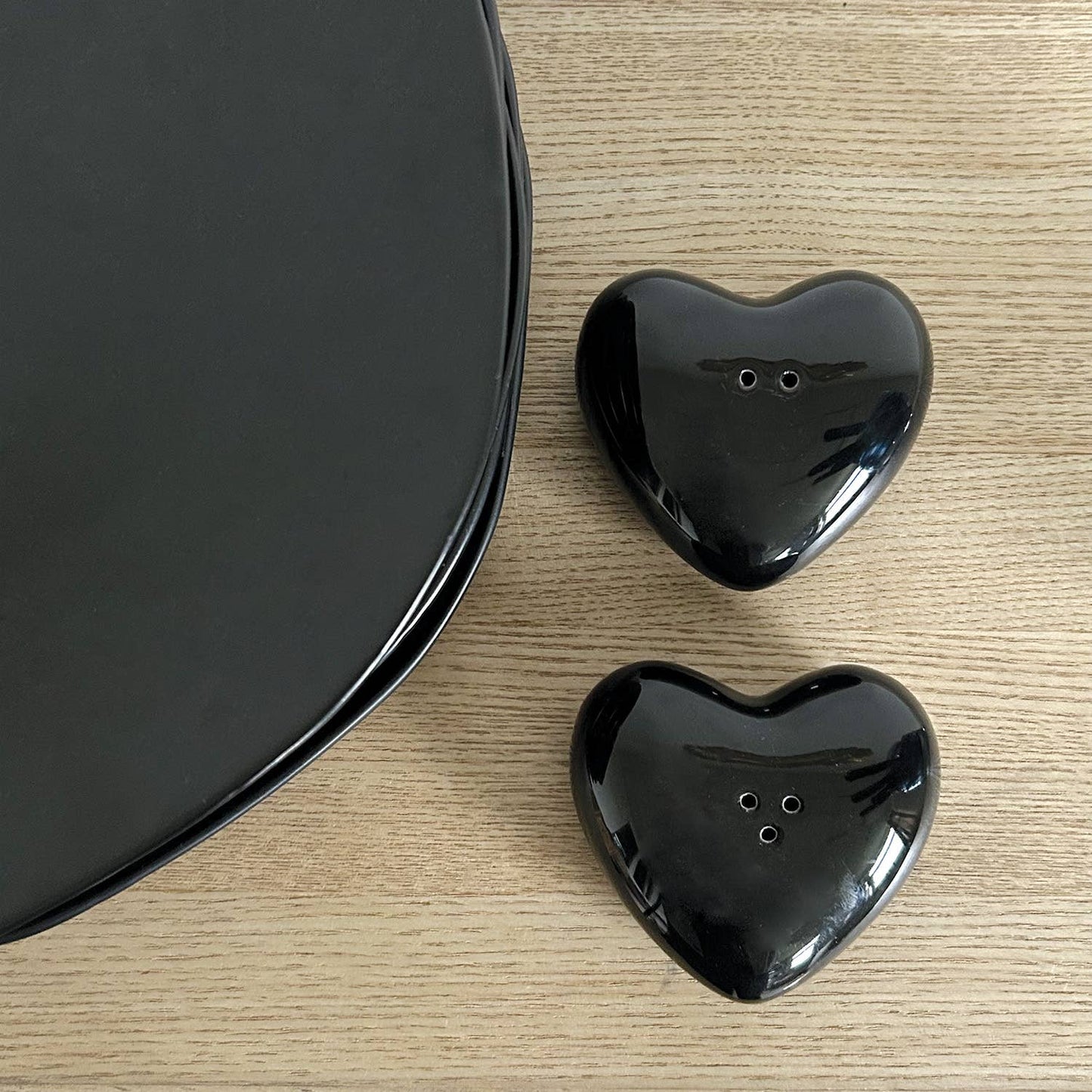 Black heart salt and pepper set L7 W6.5 H2cm