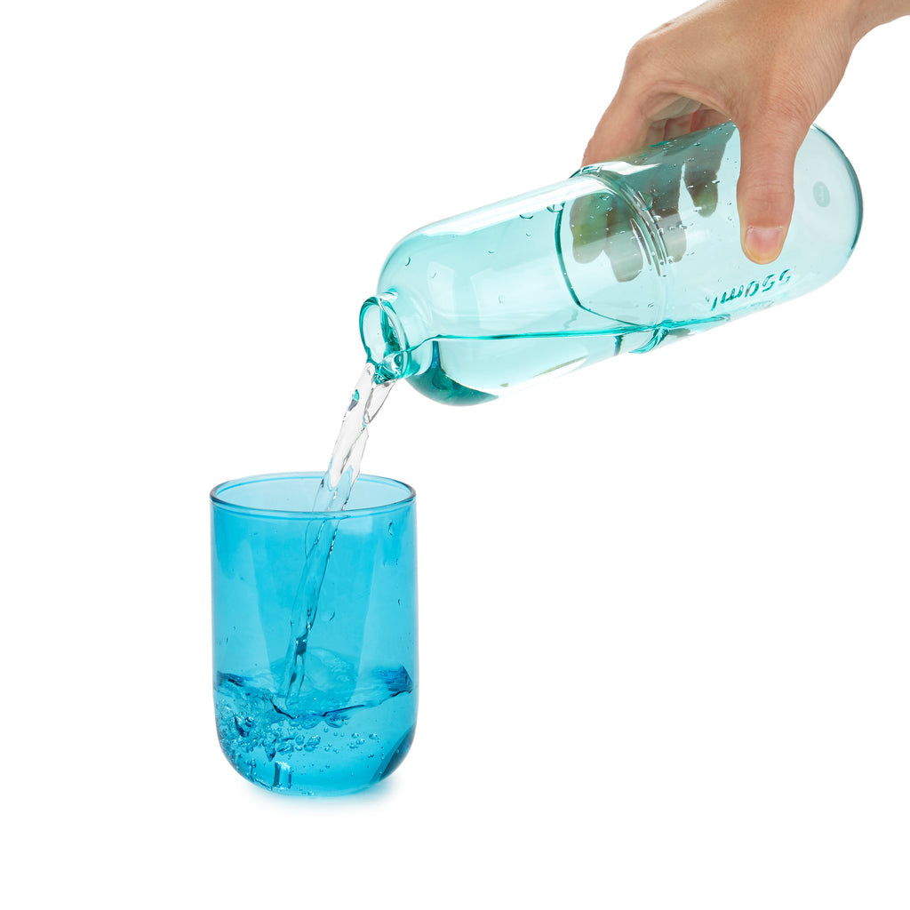 Bouteille de pilules d'eau et verre à boire