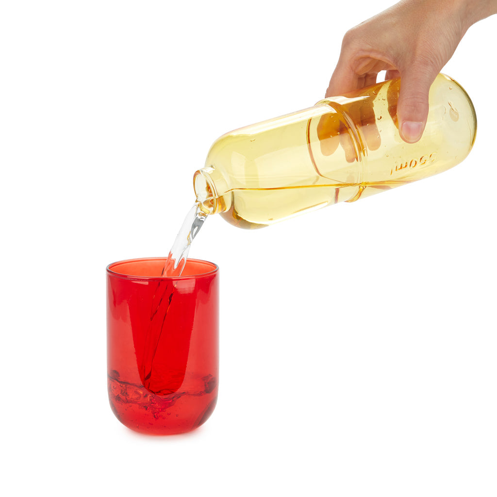 Bouteille de pilules d'eau et verre à boire