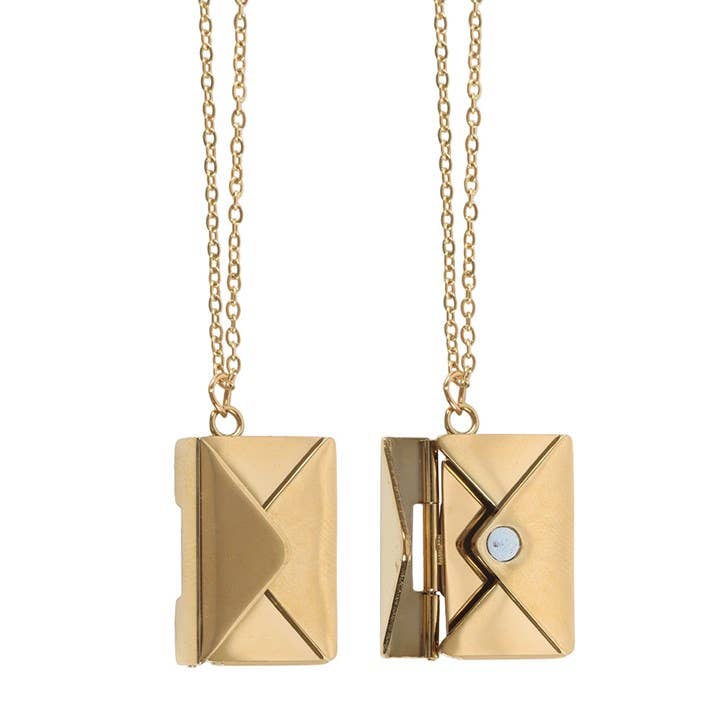 Collier Médaillon Lettre d'Amour sur Carte de Vœux de la Saint-Valentin