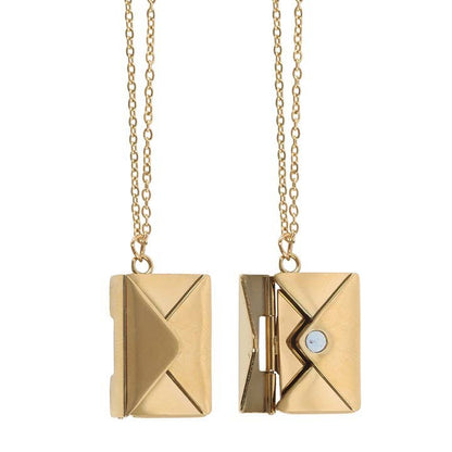 Collier Médaillon Lettre d'Amour sur Carte de Vœux de la Saint-Valentin