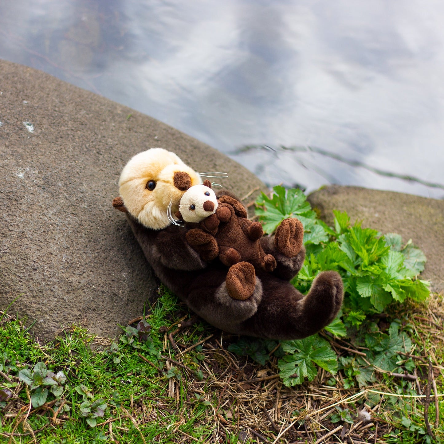 ANIMIGOS MONDE DE LA NATURE LOUTRE COUCHÉE AVEC BÉBÉ