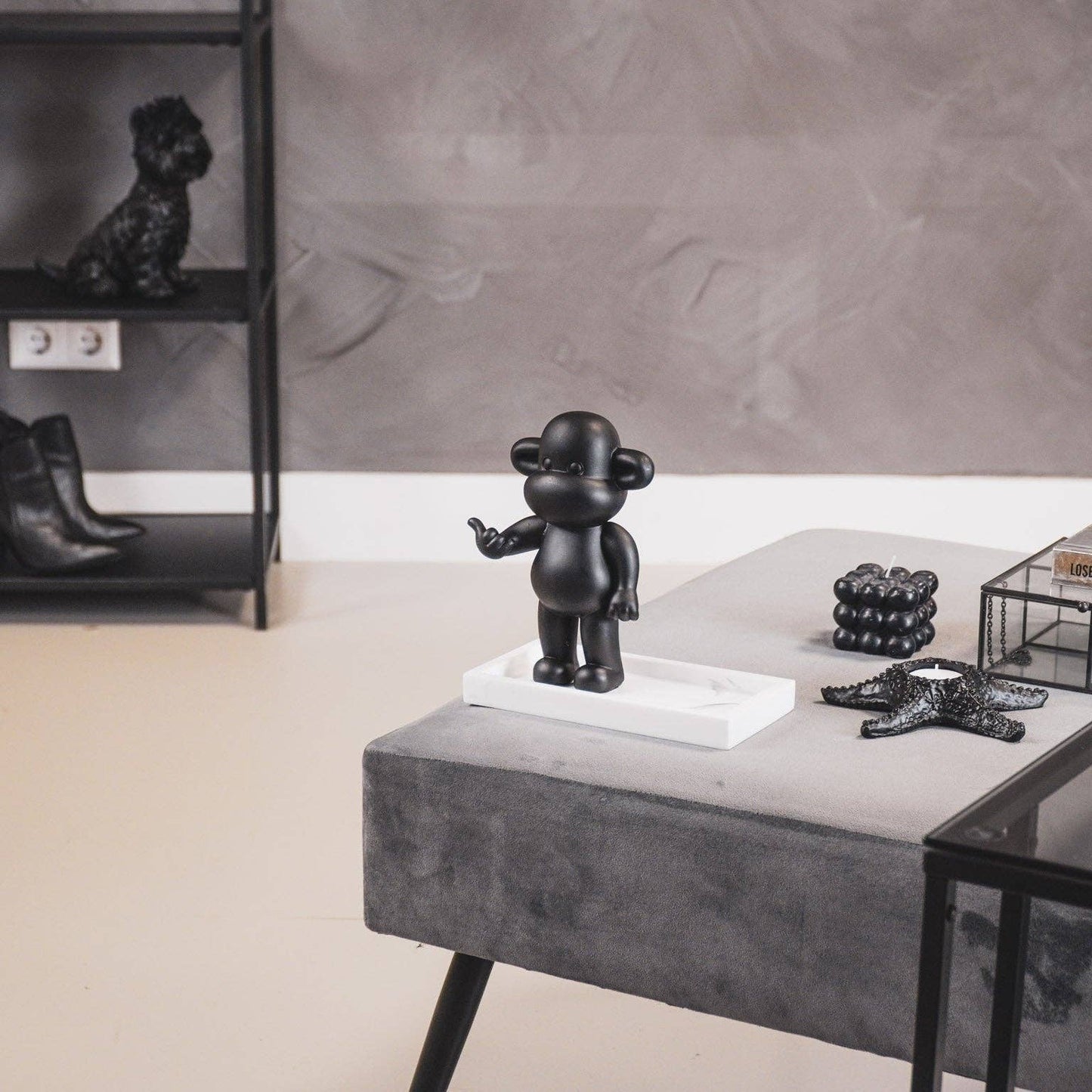 Hang Loose Monkey Figurine 'The Legend' - Black S