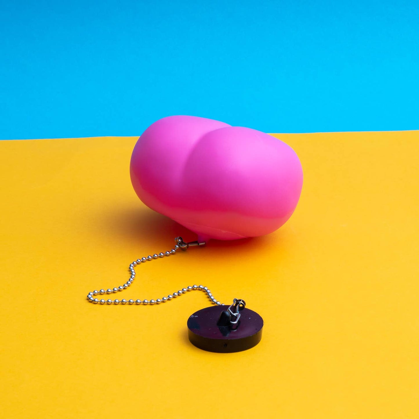 Butt-shaped bathtub plug