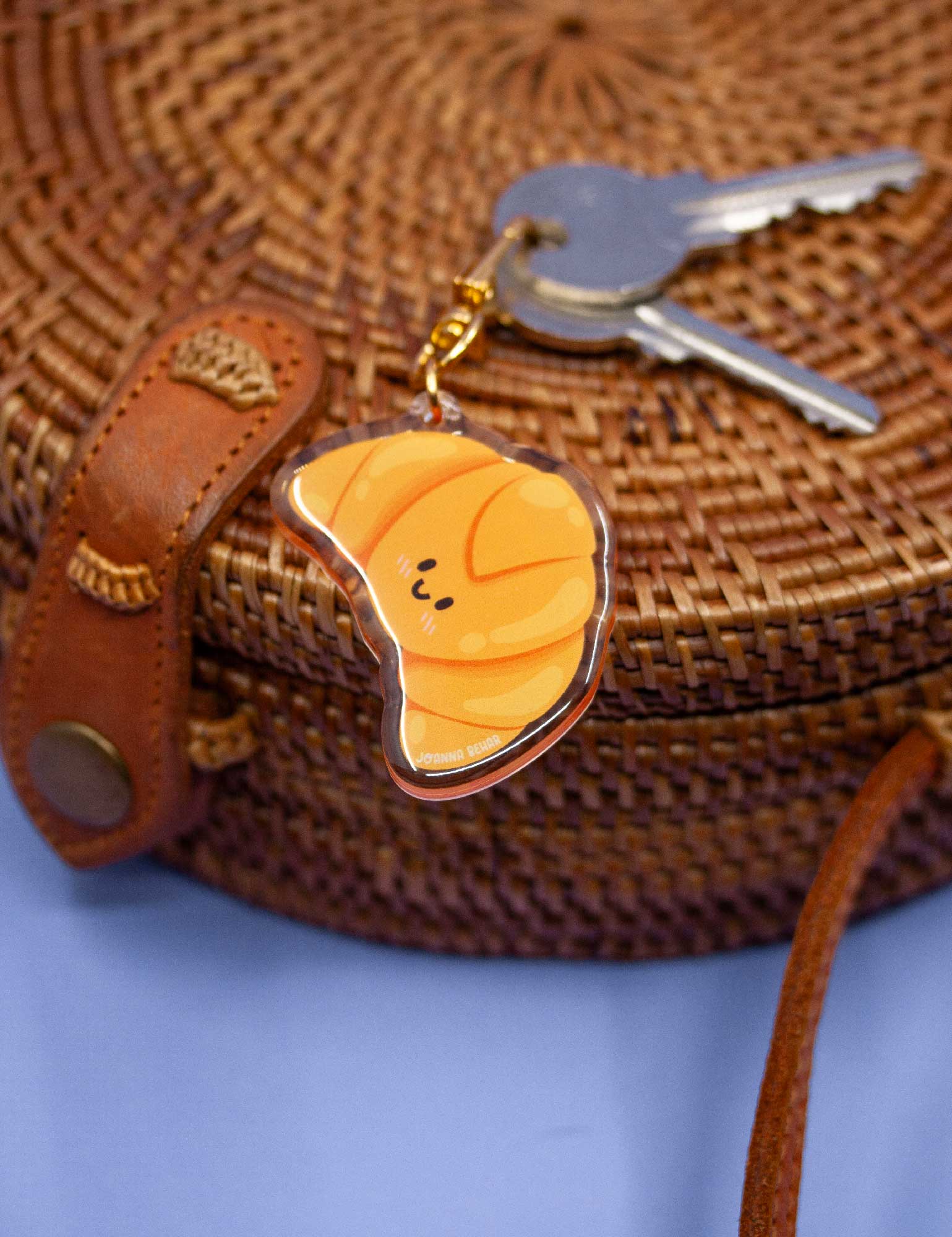 Porte-clés acrylique Croissant Kawaii – Boulangerie française | Joanna Behar – vue 2
