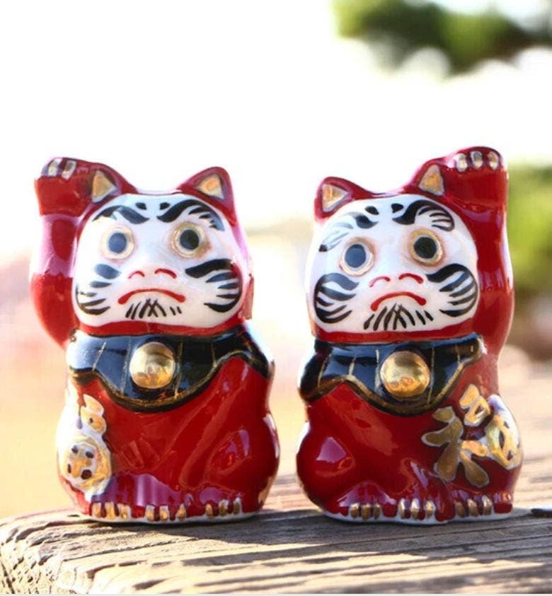 Statuetta in terracotta del gatto portafortuna Daruma
