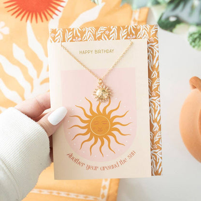 Collier soleil sur carte d'anniversaire