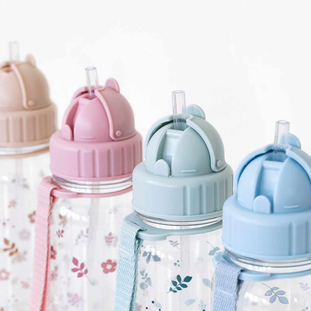 Bottiglia di plastica blu con foglie blu
