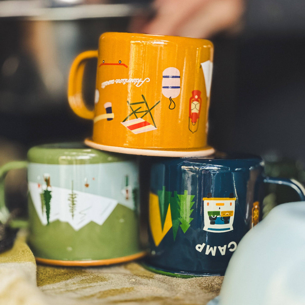 Mug en émail Roadtyping « Camp Stuff » – 350 ml