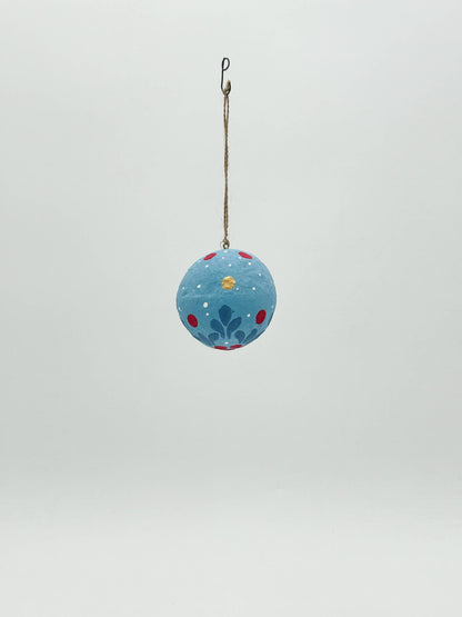 Boule de Noël en coton mâché