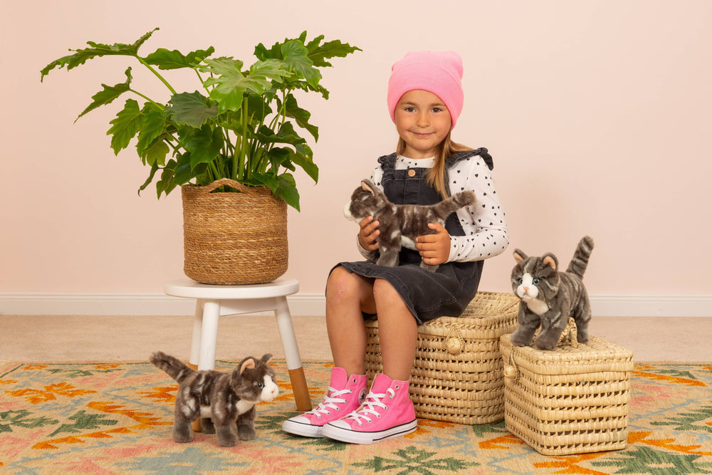 Stehende Grau Getigerte Katze Plüschtier