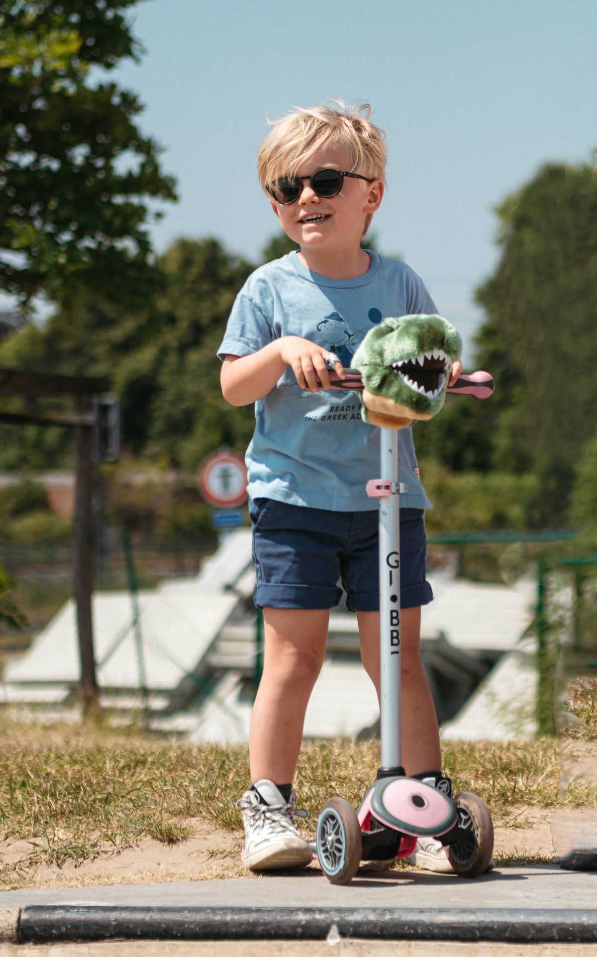 T-Rex head accessory for children's bicycle or scooter