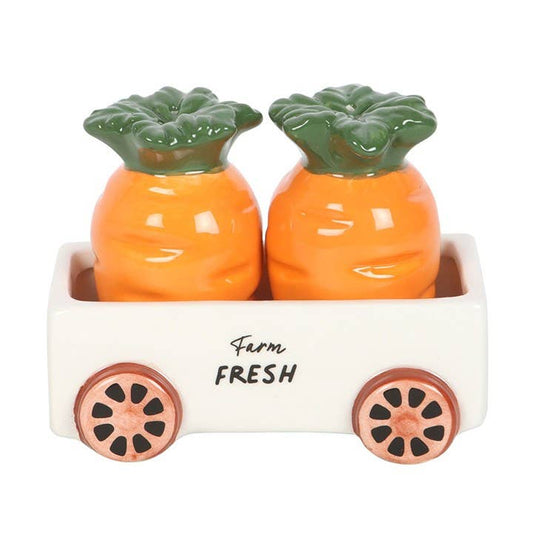 Salières et poivrières en forme de carottes dans un chariot
