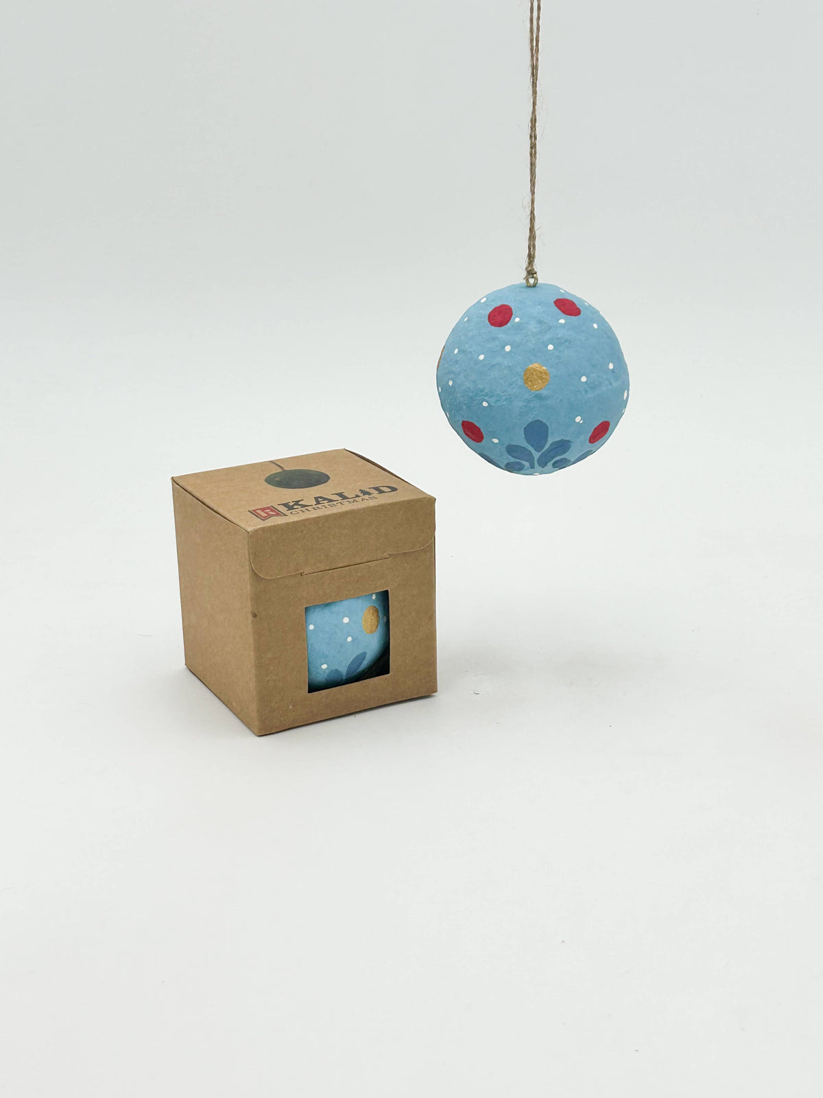 Boule de Noël en coton mâché
