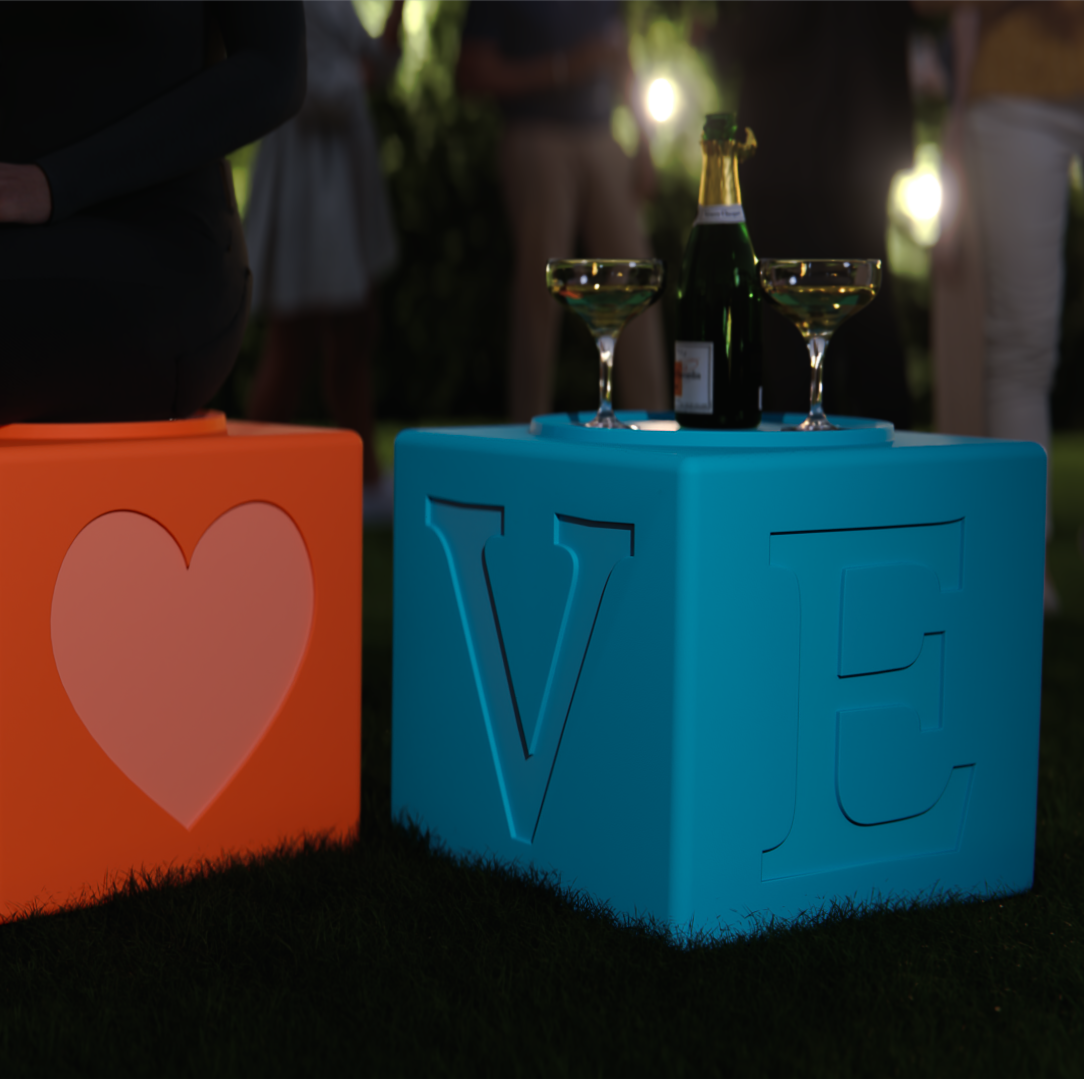 LOVE TOTEM – stapelbare Sitzgelegenheiten/Tische – Set mit 4 Würfeln