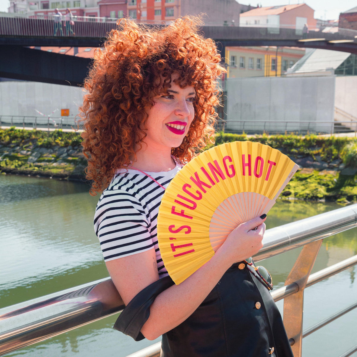 Éventail « It's fucking hot » Jaune