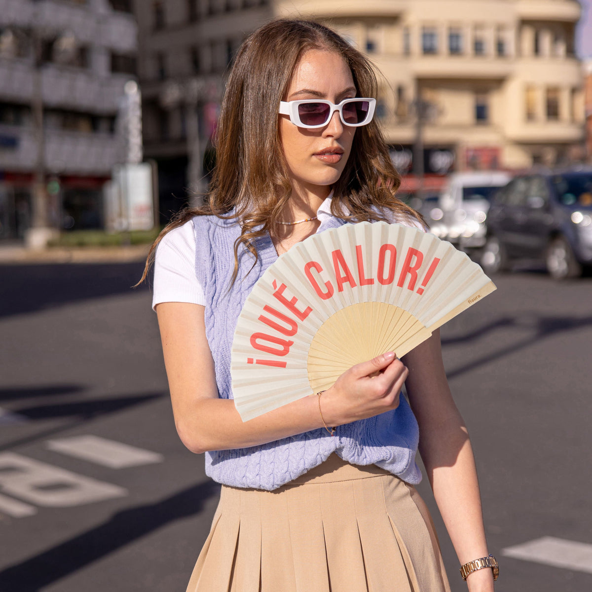 "Qué calor" beige fan
