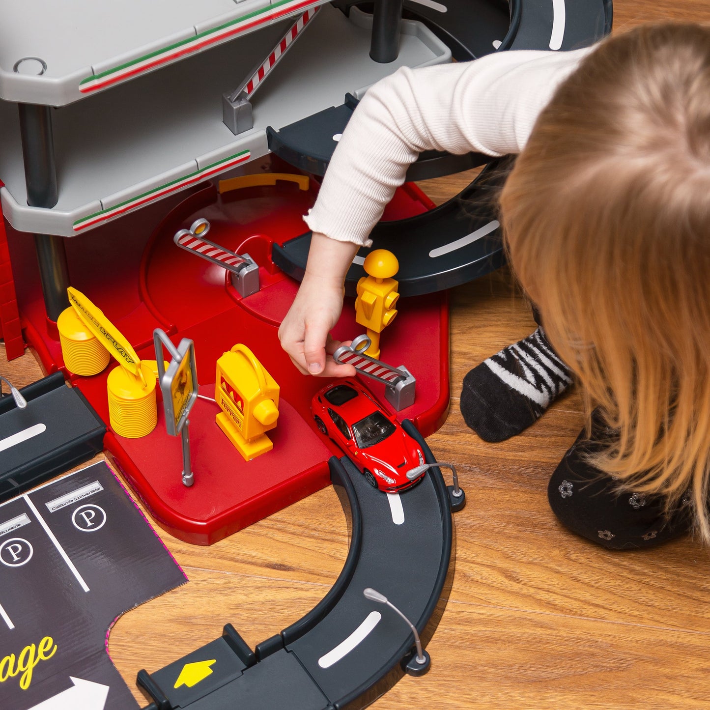 FERRARI 1:43 PARKING GARAGE, INCLUDING 2 CARS
