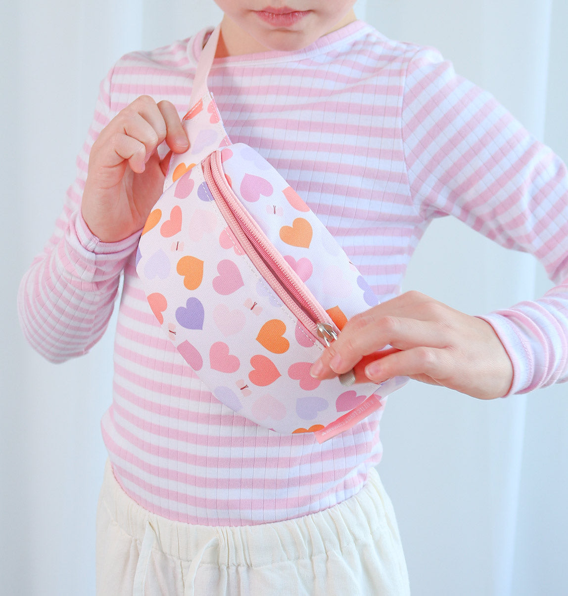 Sac banane enfant - Cœurs – vue 2 – A Little Lovely Company