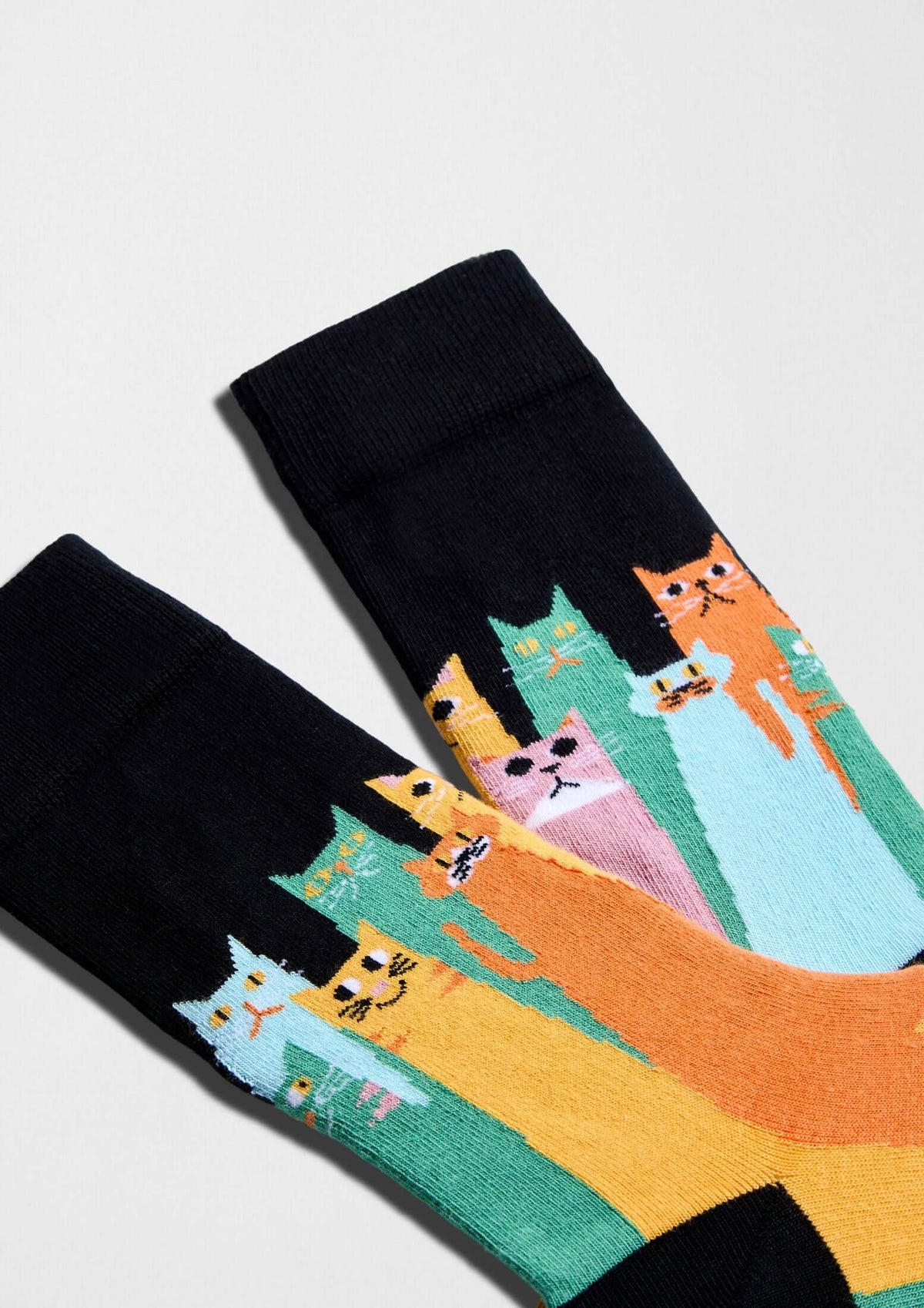 Calcetines negros con diseño gráfico de gatos coloridos - BeCatsGang Black - BESOCKS.