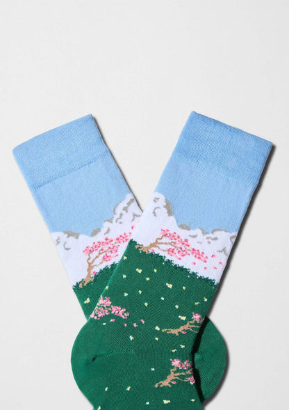 Paisaje japonés con cerezos en flor y montañas - BeJapan Sakura - BESOCKS.