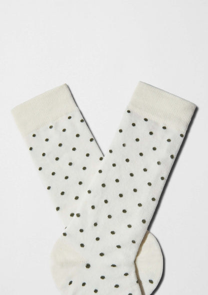 Calcetines BeDots Off-White con lunares verdes militares sobre fondo blanco roto - BESOCKS