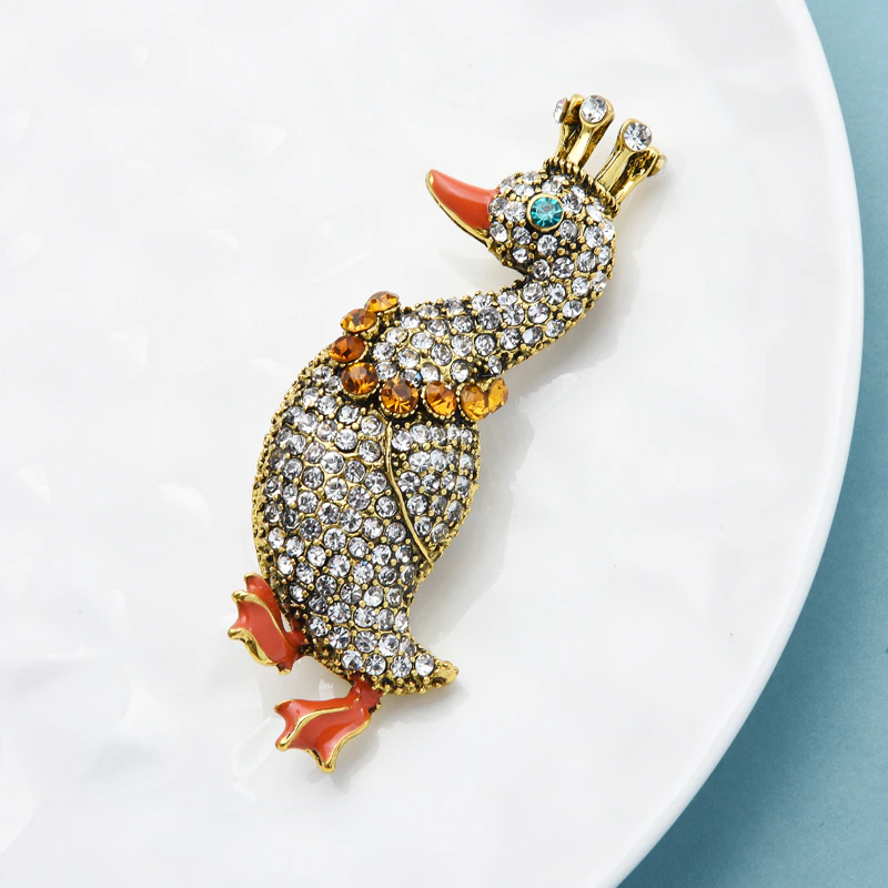 Spilla a forma di anatra con corona di strass