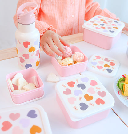 Gourde enfant en inox - Cœurs – vue 7 – A Little Lovely Company